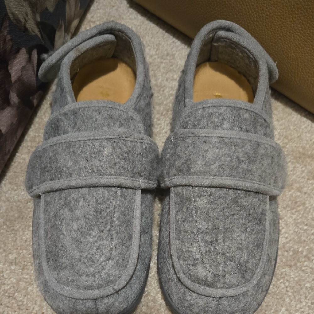 FoamTrends Size 9 Slippers Excellent Like New
